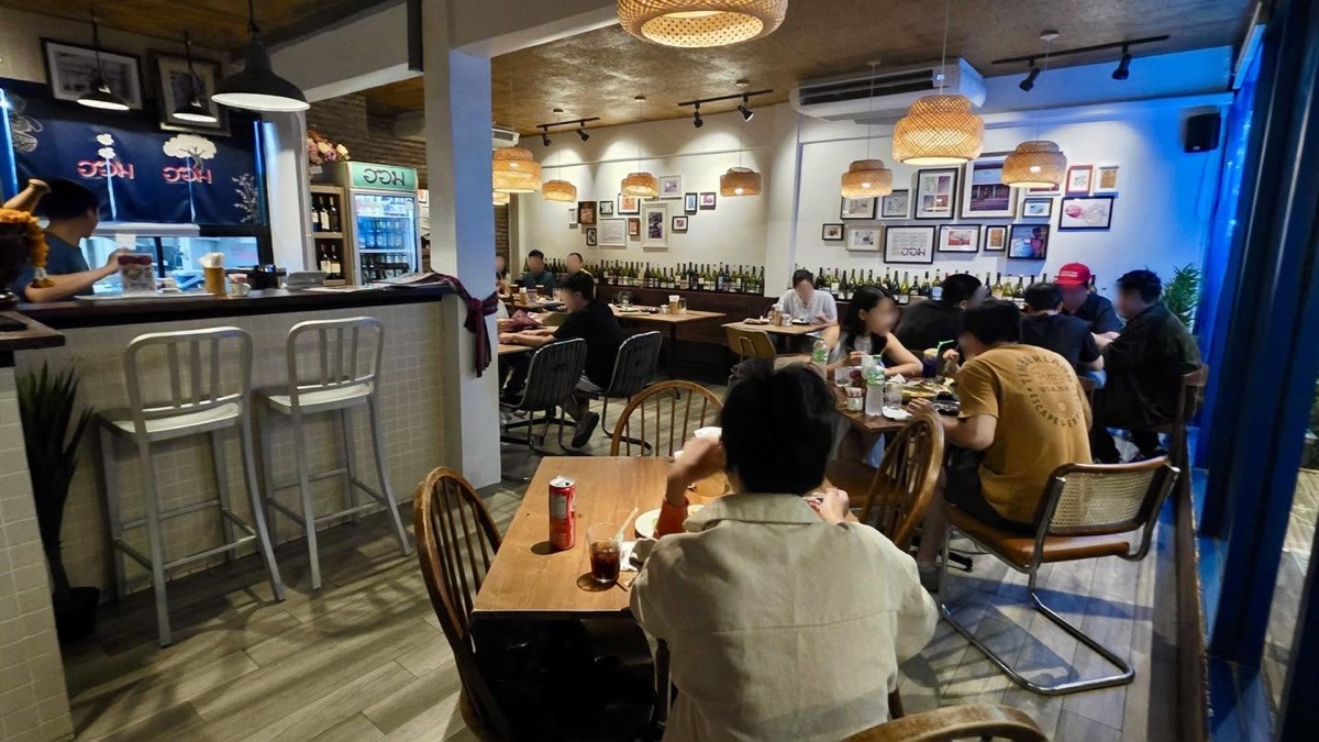 Guests dining inside homm.bkk